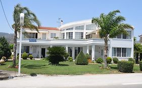 Miloi Hotel & Apartments